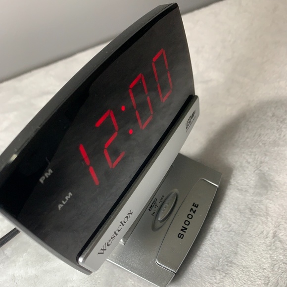 "Westclox" USB Charging Alarm Clock - Picture 1 of 5